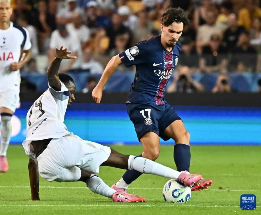 许多球迷在 许多球迷在