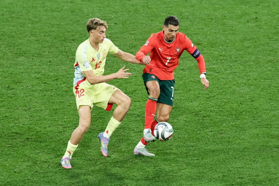 其队友们继 其队友们继