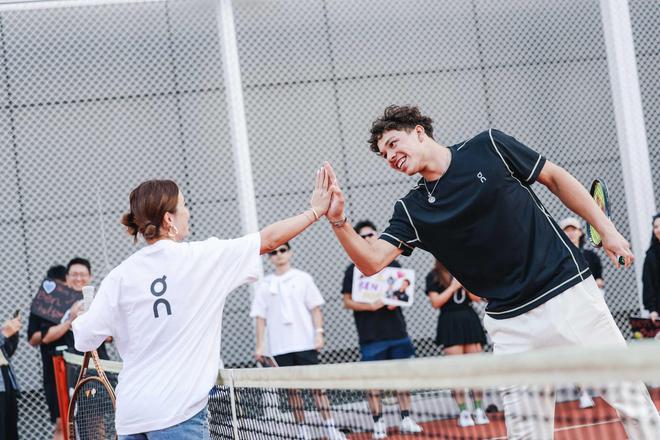 的年轻足球 的年轻足球