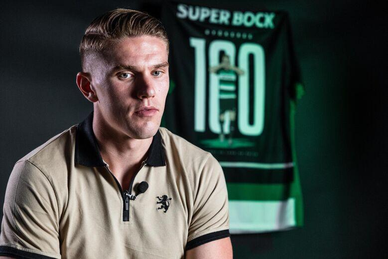 且在狭小空 且在狭小空